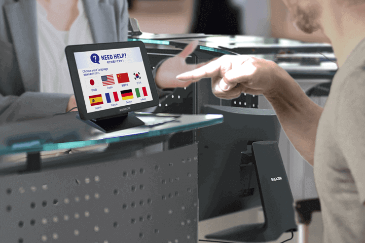 写真：受付カウンター業務